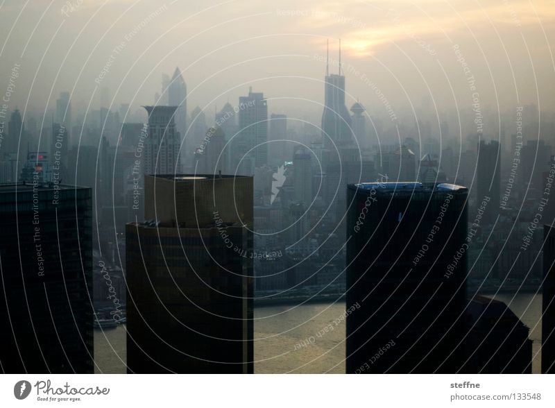 Trübe Aussichten Häusliches Leben Haus Sportveranstaltung Geldinstitut Gastronomie Umwelt schlechtes Wetter Nebel Stadt Skyline Hochhaus Wachstum dreckig dunkel