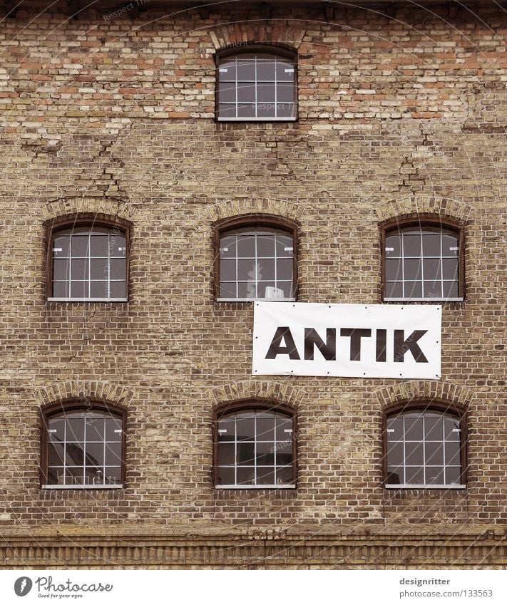 Klartext antik Altbau Denkmal Denkmalschutz historisch Beschriftung Beschreibung deutlich Fenster Detailaufnahme alt Vergangenheit Schilder & Markierungen