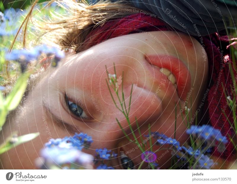 durch die blume Frau feminin Gute Laune Freude Spielen kindlich Frühling Verliebtheit ruhig Sonnenbad genießen Einsamkeit Lebensfreude Blume Gras Wiese Feld