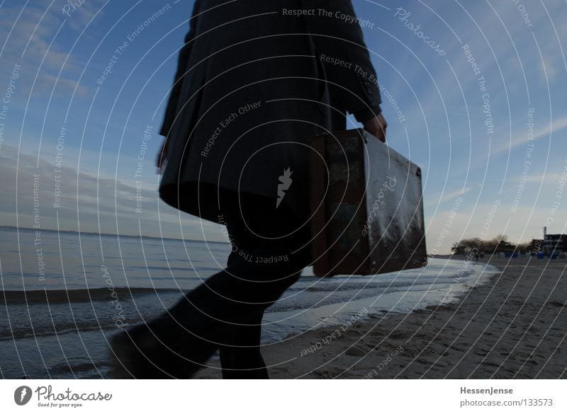 Person 34 Hoffnung Einsamkeit Strand Koffer Wolken Meer See Wellen gehen unterwegs wandern Moral Himmel