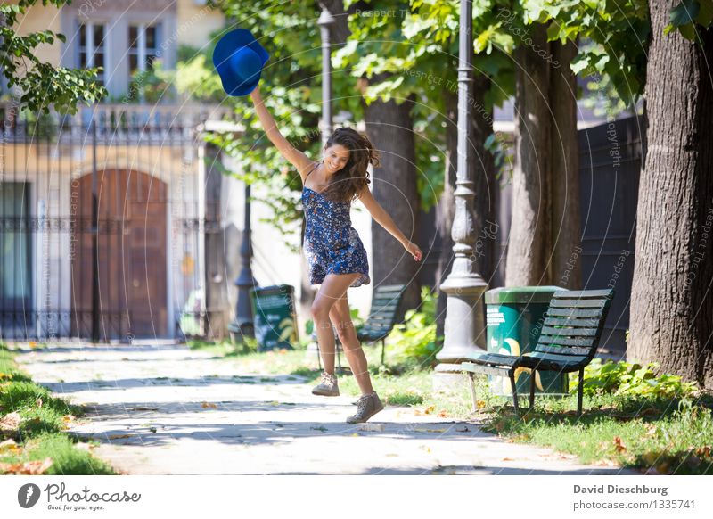 Because i'm happy Tanzen feminin Junge Frau Jugendliche Erwachsene Körper 1 Mensch 18-30 Jahre Frühling Sommer Schönes Wetter Baum Park Stadt Kleid Hut brünett