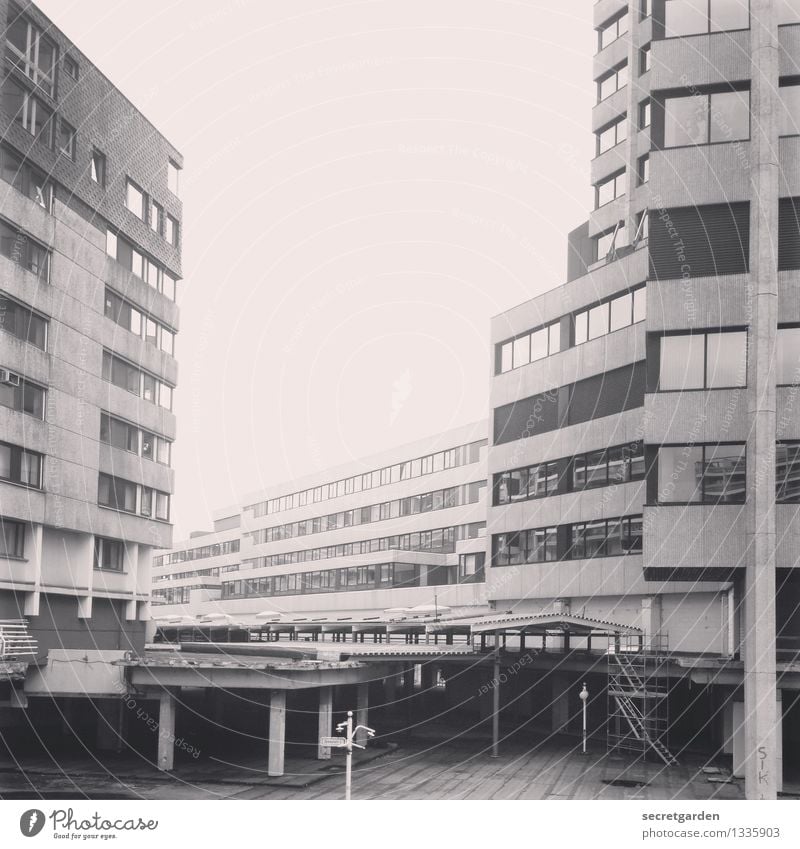 grossstadtdschungel Hannover Ihme-Zentrum Stadt Stadtzentrum Hochhaus Tunnel Bauwerk Gebäude Architektur Beton Häusliches Leben Bürogebäude Fenster Einsamkeit