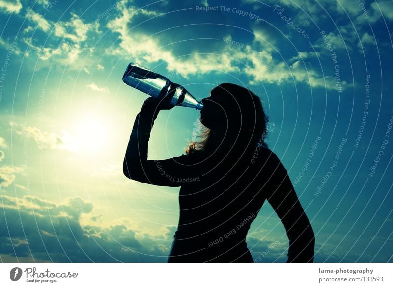 Refreshment trinken Erfrischung Sommer Physik heiß Getränk kühlen durstig Wasser Wolken Himmel Sonne Silhouette Gegenlicht rein sprudelnd Quelle Flasche Wärme