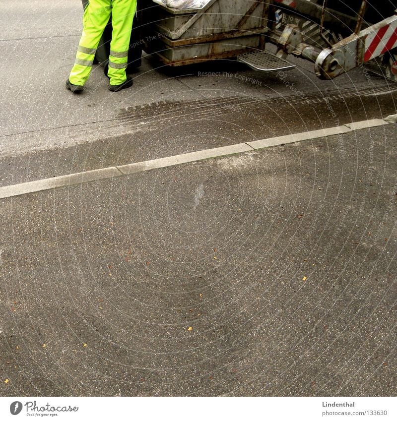 Heute ist Bio-Müll Neonlicht Hose Mann Müllmann Streifen Fass Müllbehälter Biomüll abholen Freundlichkeit winken Hebebühne Verkehr müllabführ neon-geld