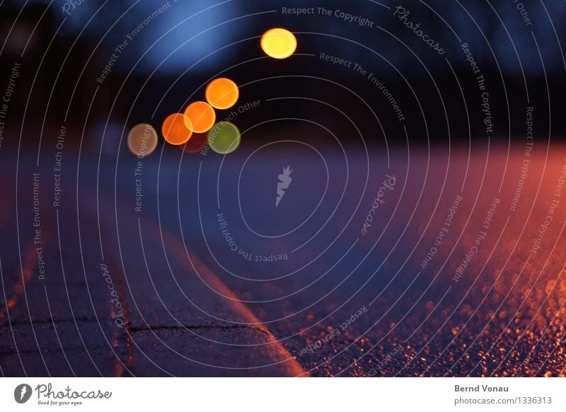 straßentheater Verkehr Verkehrsmittel Autofahren Fußgänger Straße Wege & Pfade Fahrzeug PKW blau gelb orange rot schwarz gefährlich Bordsteinkante nass Kreis