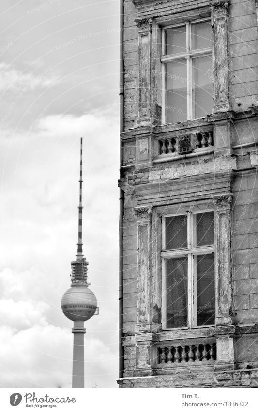 Ecke Berlin Stadt Hauptstadt Stadtzentrum Altstadt Menschenleer Haus Fenster Sehenswürdigkeit Fernsehturm Zukunftsangst Vergangenheit Vergänglichkeit verlieren