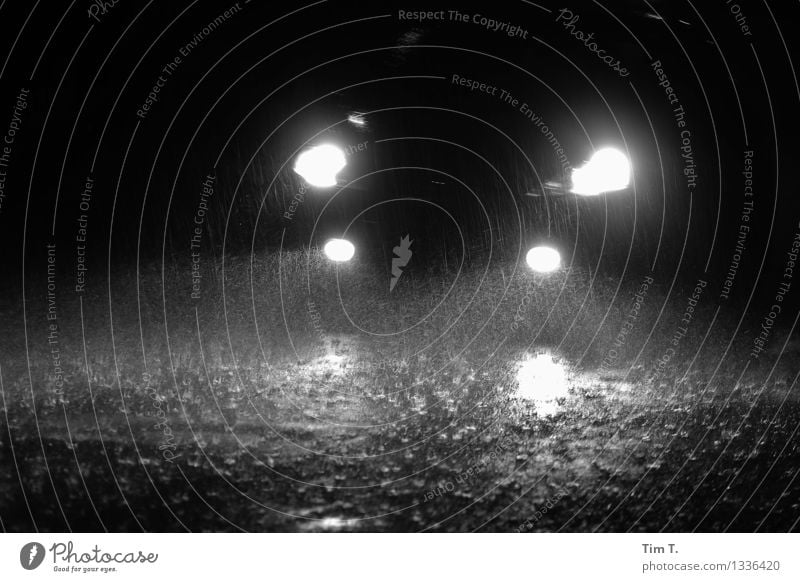 Regennächte Berlin Stadt Stadtzentrum Altstadt Verkehrswege Autofahren Straße Pfütze Autoscheinwerfer Schwarzweißfoto Außenaufnahme Menschenleer Nacht Licht