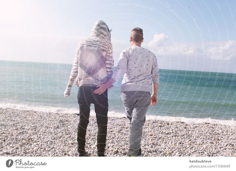 Come with me my love feminin androgyn Homosexualität Freundschaft Paar Partner 2 Mensch Küste Strand Meer berühren Bewegung entdecken Erholung laufen Liebe frei