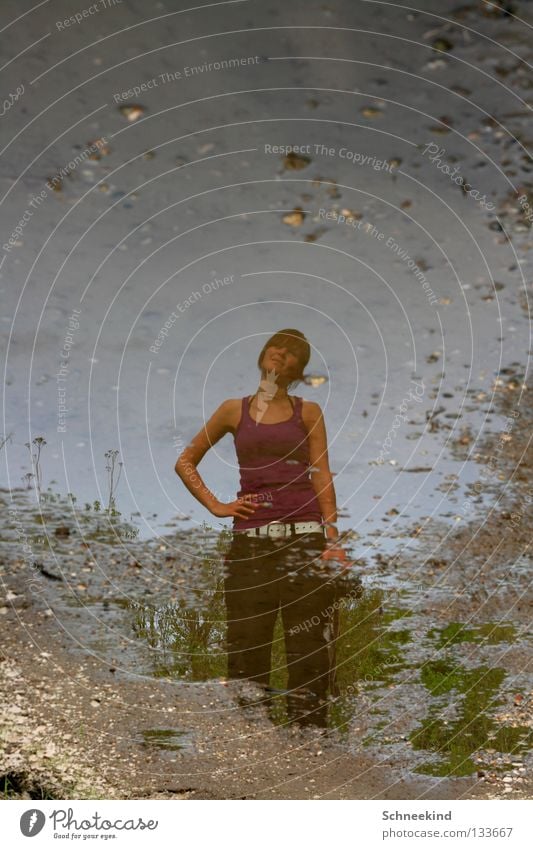 Pfützen-Schatzi nass Frau Spiegel Spiegelbild Kieselsteine Schotterweg Freude Regen Spaziergang Wasser Ausflug