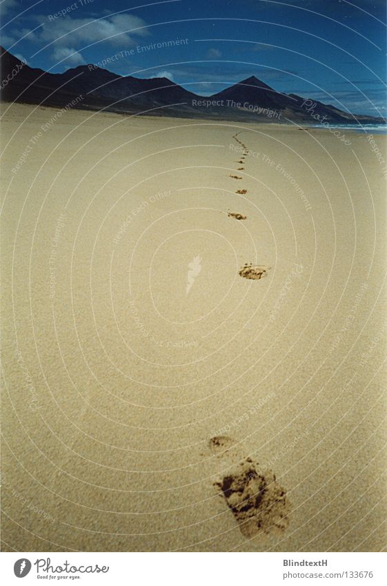 Strandläufer Ferien & Urlaub & Reisen Einsamkeit Fußspur Ferne Unendlichkeit gestrandet beige Wolken Küste Erde Sand Sommer Berge u. Gebirge Himmel Spuren