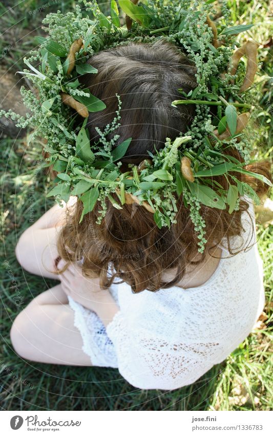 Wiesenkranz feminin Mädchen Junge Frau Jugendliche Haare & Frisuren 13-18 Jahre Natur Kranz Locken sitzen schön Gefühle Romantik Einsamkeit Hoffnung Kreativität