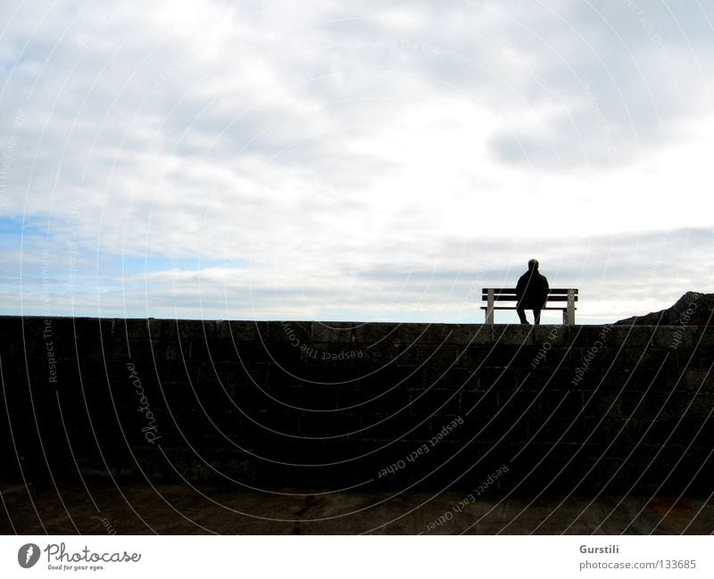 Himmelsrand III Wolken Mauer Horizont Mann Pause Bank Erholung sitzen