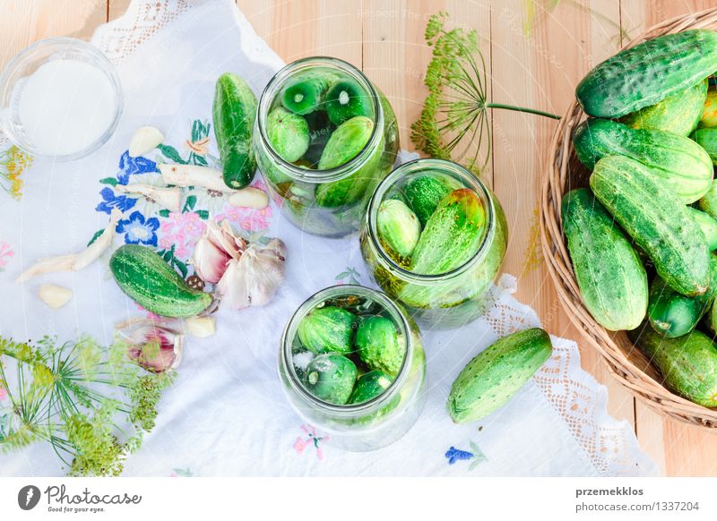 In Essig einlegende Gurken mit Hausgartengemüse und Kräutern Lebensmittel Gemüse Kräuter & Gewürze Bioprodukte Garten Sommer frisch natürlich grün Korb