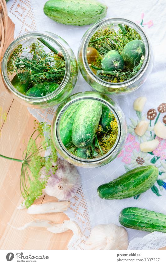 In Essig einlegende Gurken mit Hausgartengemüse und Kräutern Lebensmittel Gemüse Kräuter & Gewürze Bioprodukte Garten Sommer frisch natürlich grün Korb