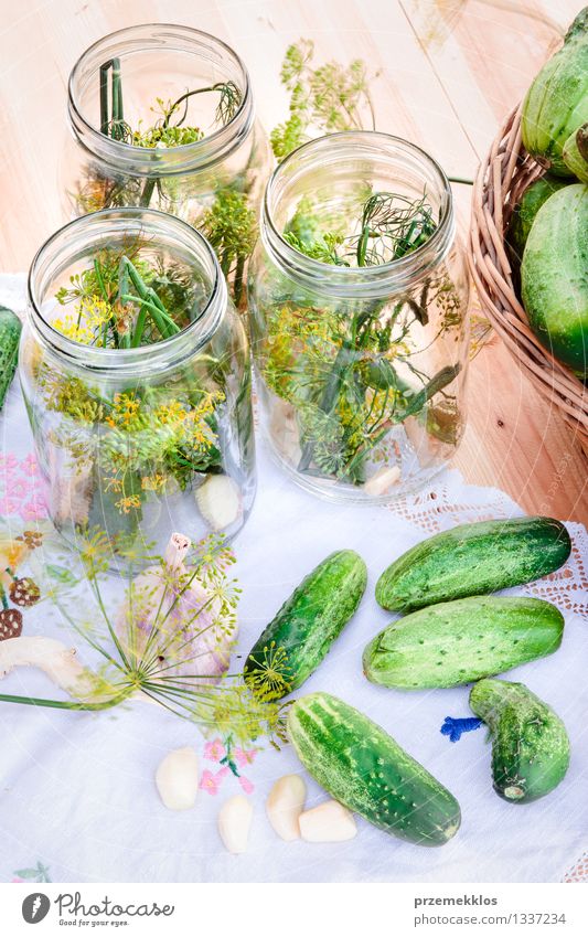 In Essig einlegende Gurken mit Hausgartengemüse und Kräutern Gemüse Kräuter & Gewürze Bioprodukte Garten Sommer frisch natürlich grün Korb Salatgurke Dill