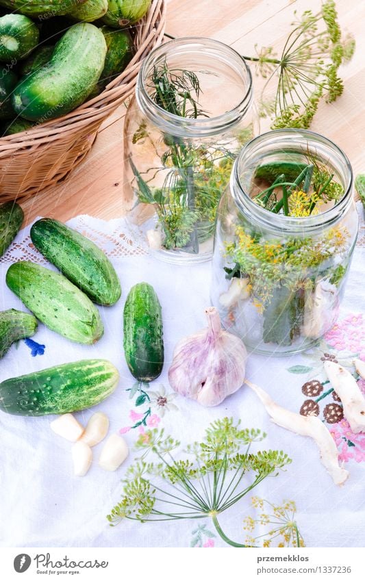 In Essig einlegende Gurken mit Hausgartengemüse und Kräutern Gemüse Kräuter & Gewürze Bioprodukte Garten Sommer frisch natürlich grün Korb Salatgurke Dill