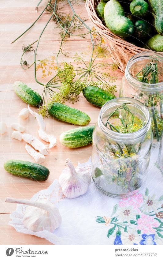 In Essig einlegende Gurken mit Hausgartengemüse und Kräutern Gemüse Kräuter & Gewürze Bioprodukte Garten Sommer frisch natürlich grün Korb Salatgurke Dill