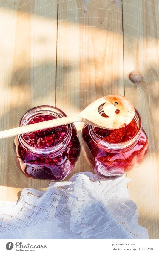 Hausgemachte Marmelade auf Holztisch Frucht Frühstück Bioprodukte Löffel Sommer Tisch Natur frisch lecker natürlich rot Tradition Lebensmittel Glas Gesundheit