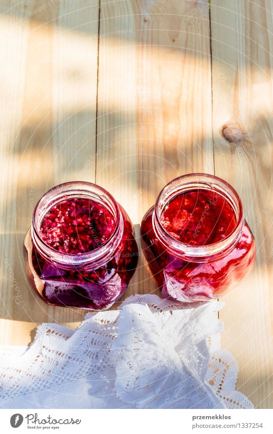 Hausgemachte Marmelade auf Holztisch Frucht Frühstück Löffel Sommer Tisch Natur frisch lecker natürlich rot Tradition Lebensmittel Glas Gesundheit gebastelt