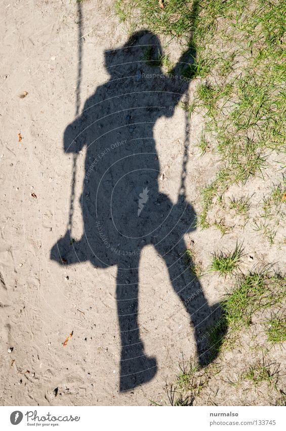 Schaukelschatten I Kind Spielen Spielplatz Grasnarbe Staub Schwung strampeln Akrobatik Mütze klein Kindergarten Freizeit & Hobby Unbeschwertheit Lebensfreude