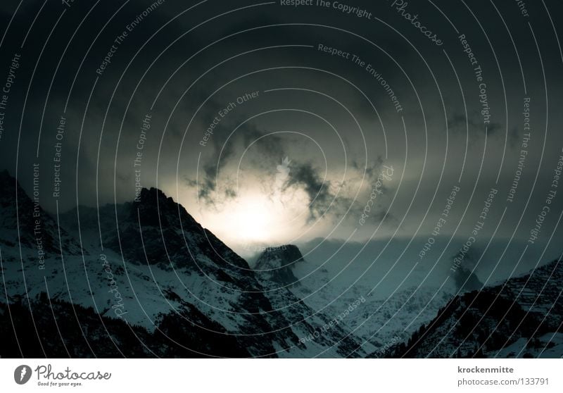 Im Anbeginn Licht Bergkette Morgen Sonnenstrahlen Gegenlicht Schweiz Kanton Graubünden Wolken aufwachen Beginn Sonnenaufgang Hügel Strahlung Berge u. Gebirge