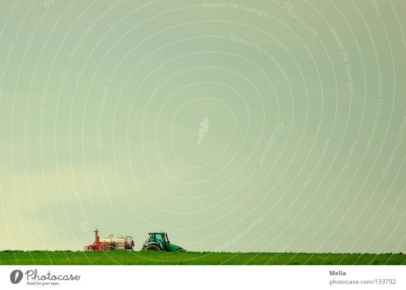 Auf dem Weg zu Resi Traktor Landwirtschaft Arbeit & Erwerbstätigkeit fahren Düngung säen pflügen Feld grün Frühling ökologisch Umweltschutz Dorf Bauernhof