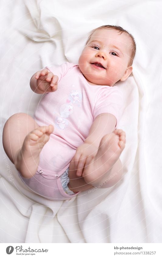 Baby girl smiling at the camera feminin Familie & Verwandtschaft 1 Mensch 0-12 Monate Lächeln lachen weich rosa Gesundheit rein beautiful beauty birth blanket