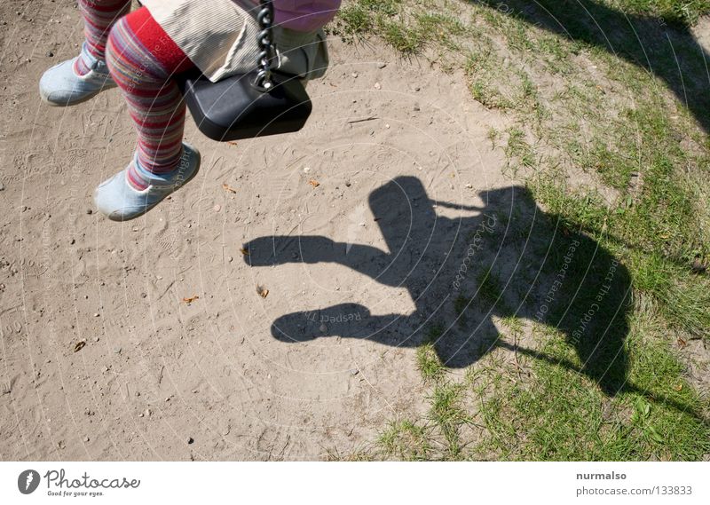 Schaukelschatten II Kind Strümpfe Ringelsocken Mädchen Spielen Spielplatz Grasnarbe Staub Schwung strampeln Akrobatik Mütze klein Kindergarten Freizeit & Hobby