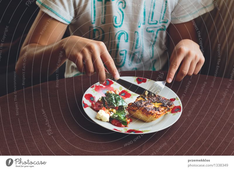 Junge, der zu Mittag isst Mittagessen Abendessen Teller Besteck Lifestyle Tisch Junger Mann Jugendliche 1 Mensch 13-18 Jahre lecker Lebensmittel haben heimwärts