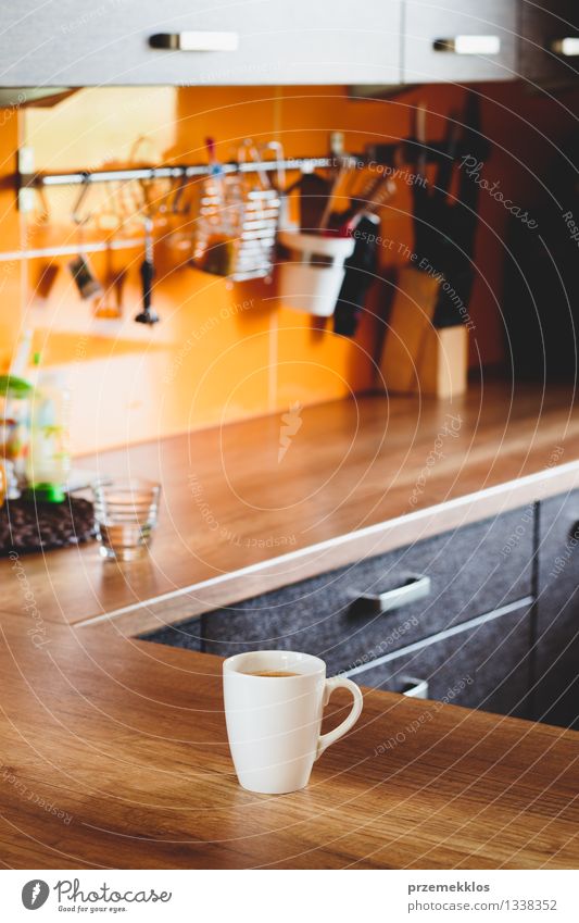 Morgen Tasse Kaffee auf einem Tisch Becher Möbel Küche heiß weiß Holzplatte trinken im Inneren vertikal Farbfoto Innenaufnahme Textfreiraum oben Tag