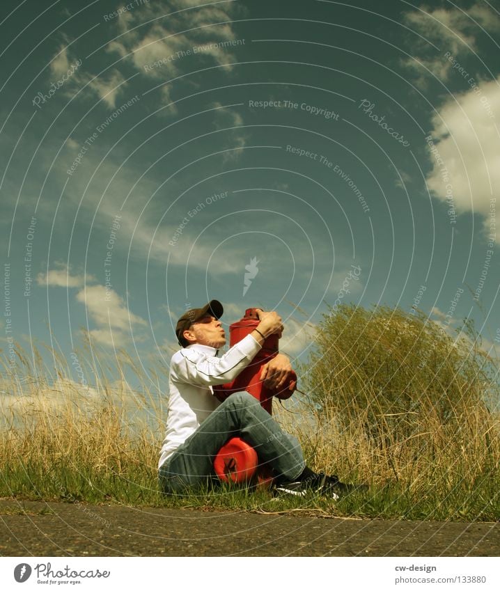 LOS, KOMM KNUTSCHEN! Hydrant Unsinn rot weiß Kerl Mann maskulin Jugendliche Gras Sträucher Wiese Baum Strommast Wolken Industrielandschaft Handwerk Umarmen