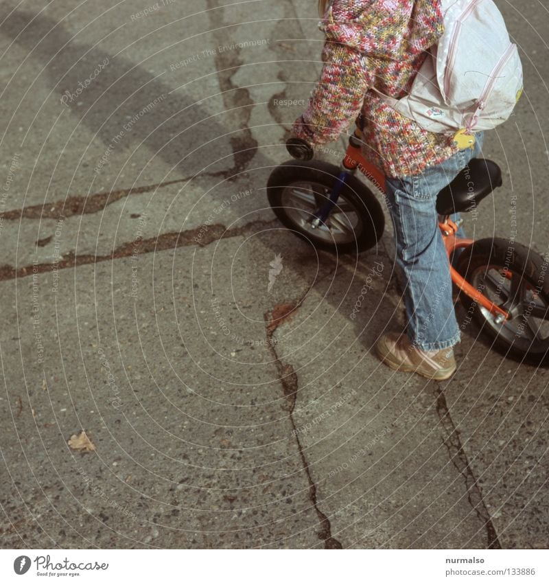 passt zu 99 . . .. Kind klein fahren Beton mehrfarbig Rucksack rosa vorwärts Kindergarten Spielen Freizeit & Hobby Kinderspiel Sportveranstaltung Schwung China