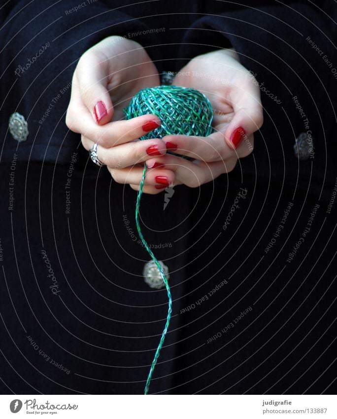 Grün Hand Schnur Wolle rot grün schwarz Knäuel wickeln Finger Frau Fingernagel Nagellack Handwerk stricken Zauberei u. Magie Farbe Nähgarn Lack Haut Handarbeit