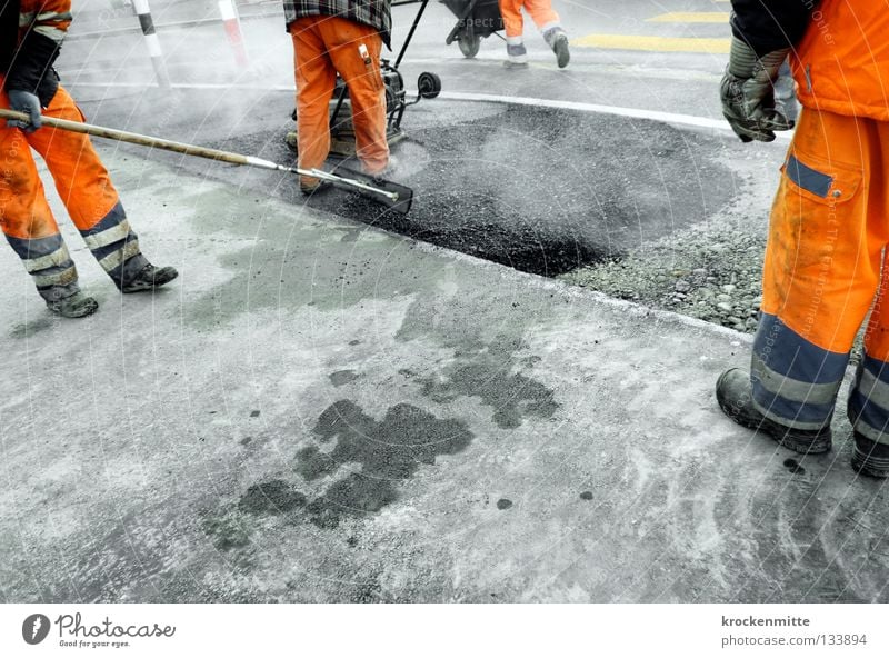 Men at Work Asphalt Arbeiter Mann Arbeitsbekleidung Teer Schuhe heiß Straßenbau grau Verkehrswege orange asphaltieren Arbeit & Erwerbstätigkeit teeren