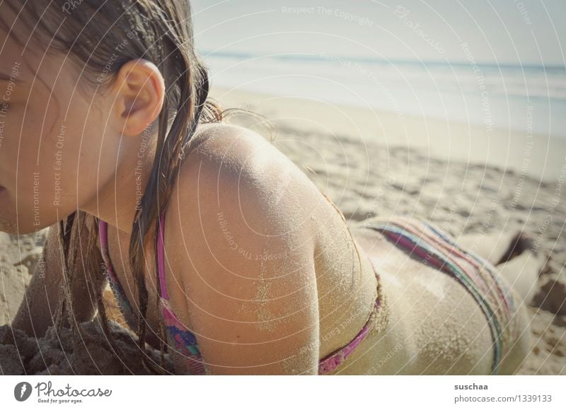 tag am strand Kind Mädchen Jugendliche Bikini Sonnenbad liegen Strand Meer Sand Haut Ferien & Urlaub & Reisen Sommer Wärme Kindheit Entspannung relaxen Wellness