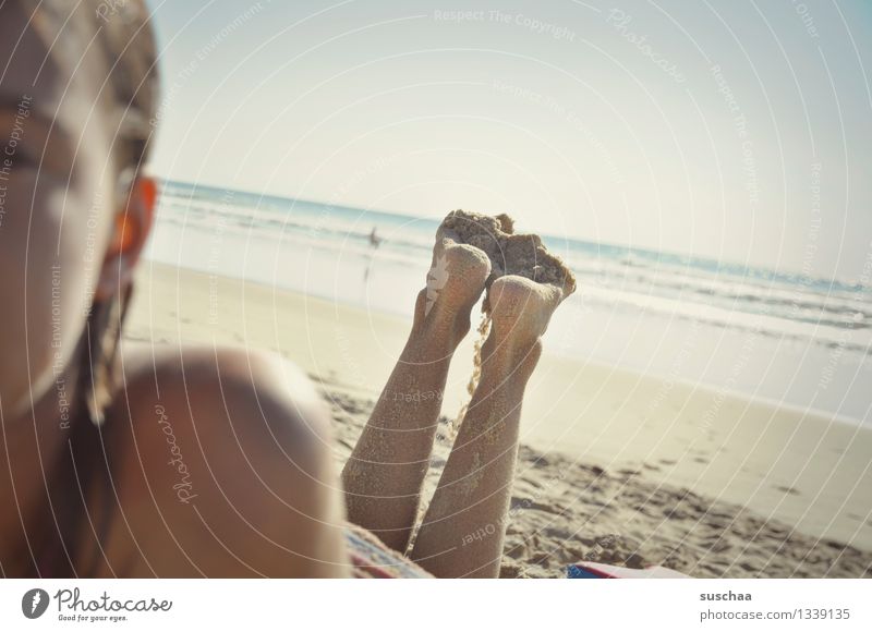 relaxed mit fuß und bein am strand Kind Mädchen liegen Sonnenbad Haut braun Strand Sand Meer Wasser Ferien & Urlaub & Reisen Wärme Erholung genießen Beine Fuß