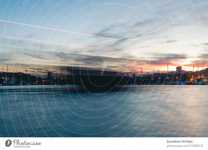 Le Vieux Port de Marseille III Frankreich Hafenstadt Altstadt außergewöhnlich Bewegung Hafencity Langzeitbelichtung Mittelmeer Wasserfahrzeug Himmel Wolken blau