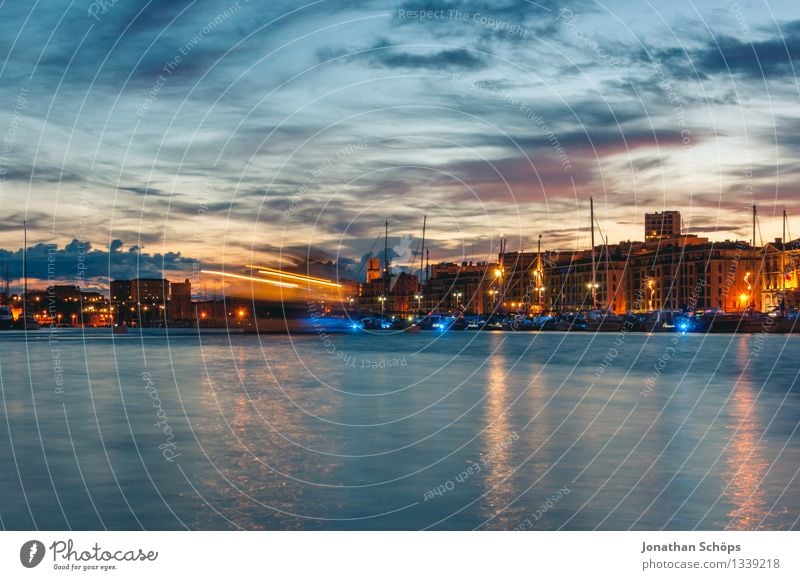 Le Vieux Port de Marseille I Frankreich Stadt Hafenstadt Stadtzentrum Stadtrand Altstadt bevölkert Haus Gebäude Architektur ästhetisch außergewöhnlich Bewegung