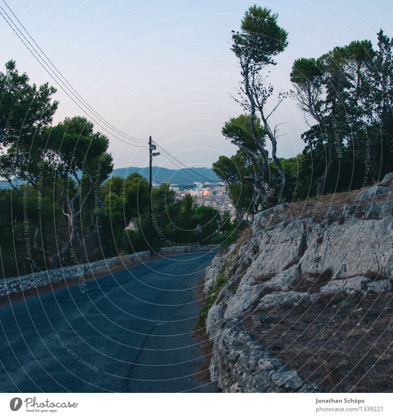 runter vom Notre-Dame de la Garde in Marseille Umwelt Natur Landschaft Stadt ästhetisch Fernweh Straße Serpentinen Süden Südfrankreich Frankreich