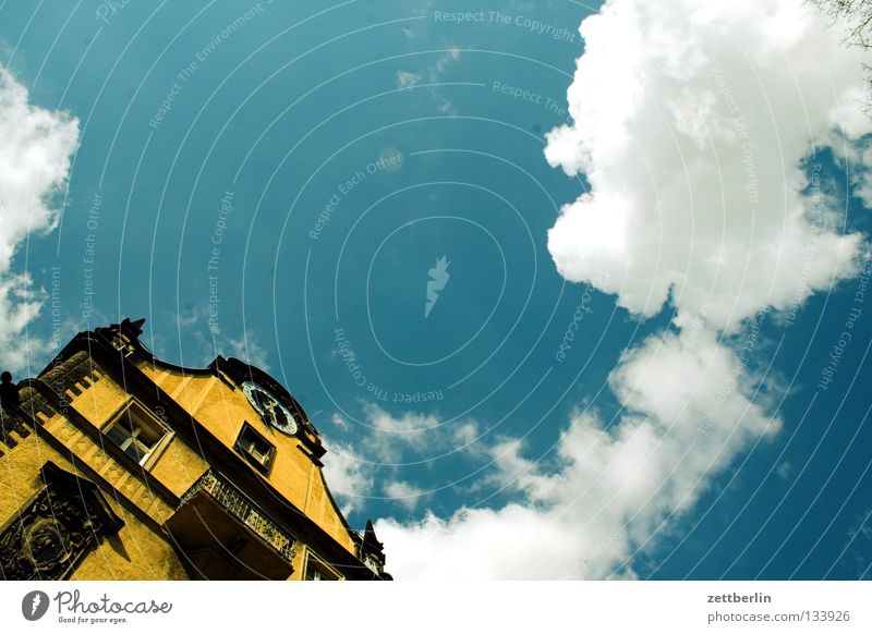 Kein Vogel Haus Gebäude Klassizismus Fassade Fenster Altbau Froschperspektive Wolken Kumulus himmelblau historisch Berlin Himmel oder so Museum Architektur