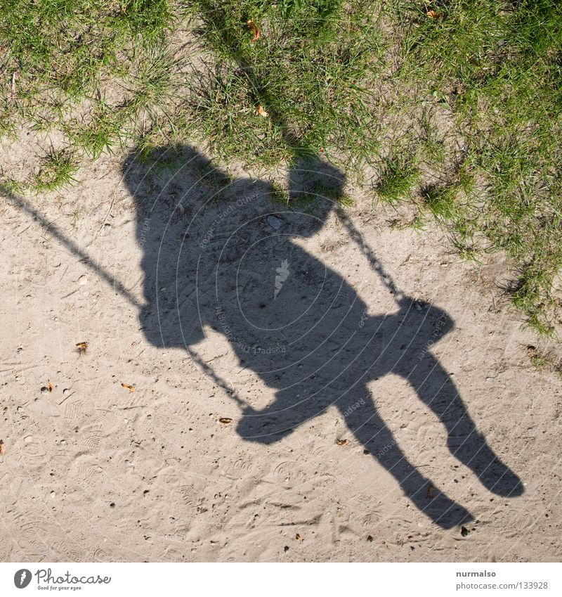 Schaukelschatten III Kind Strümpfe Ringelsocken Mädchen Spielen Spielplatz Grasnarbe Staub Schwung strampeln Akrobatik Mütze klein Kindergarten Freizeit & Hobby