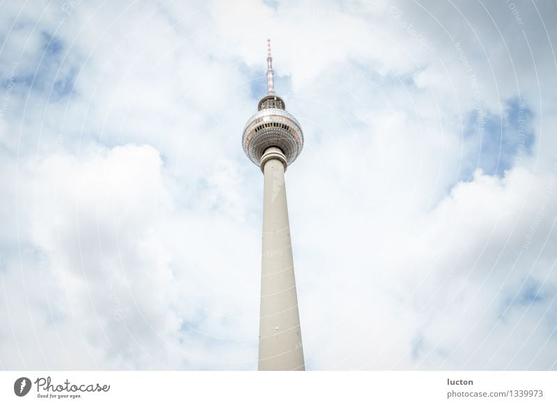 Funkturm Alex in Berlin am Alexanderplatz Telekommunikation Informationstechnologie Schönes Wetter Deutschland Europa Stadt Hauptstadt Turm Gebäude Architektur