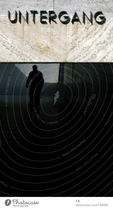 Der Untergang untergehen Fahrrad Schattenspiel grau München Mensch Unterführung Fahrradfahren
