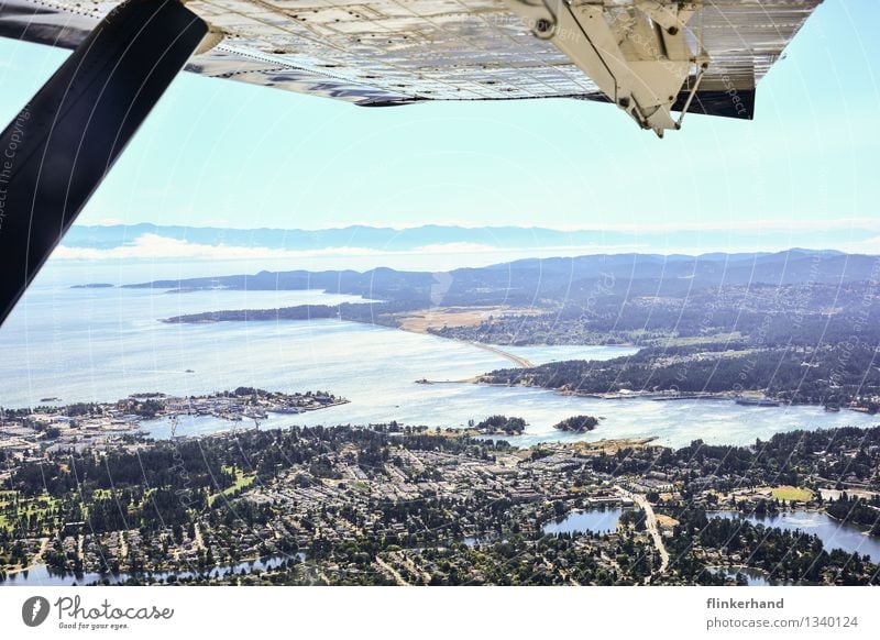 fliegen. Erde Himmel Sonne Wald Hügel Berge u. Gebirge Küste Meer Pazifik Vancouver Island Victoria Kanada Nordamerika Hafenstadt Stadtzentrum Stadtrand Ferne