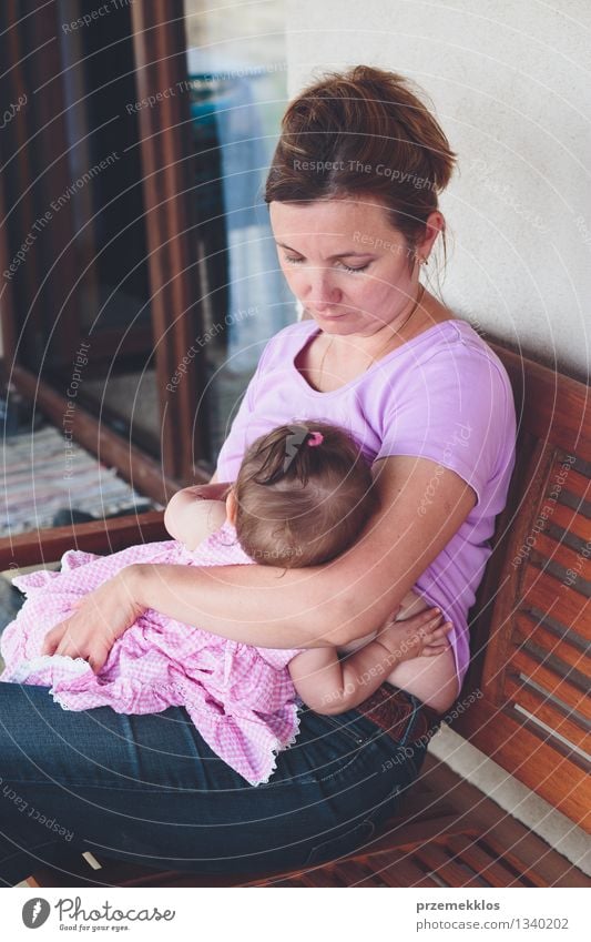 Nahaufnahme einer Mutter, die ihr kleines Baby auf der Terrasse stillt Lifestyle schön Leben Kind Mensch Mädchen Frau Erwachsene Familie & Verwandtschaft