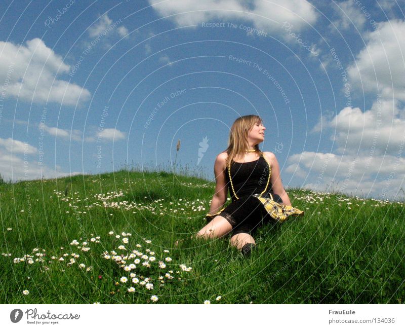 Endlich Sommer! Sonnenstrahlen genießen abstützen Wiese Wolken weiß grün Blume Gänseblümchen Löwenzahn Hügel Jahreszeiten Erholung Perle Perlenkette Minirock