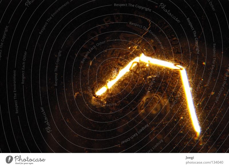 Licht in der Dunkelheit Glühbirne dunkel Lampe glühen Elektrizität Haushalt