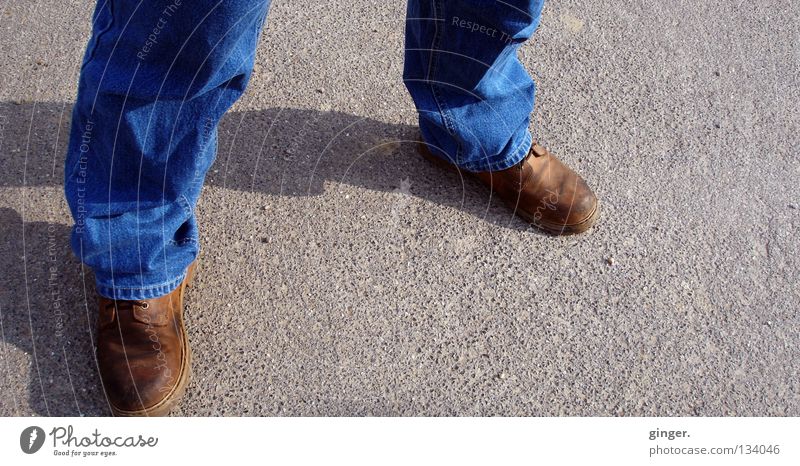 Absolut bodenständig ruhig Mann Erwachsene Beine Fuß Hose Jeanshose Schuhe stehen dunkel hell blau braun grau selbstbewußt Sicherheit Falte Vogelperspektive