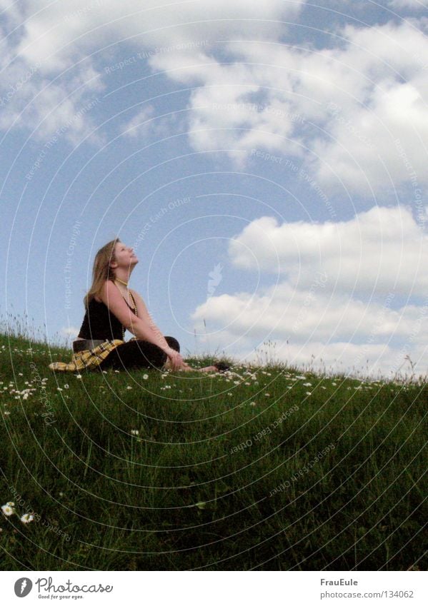 Sommer, Sommer! Sonnenstrahlen genießen abstützen Wiese Wolken weiß grün Blume Gänseblümchen Löwenzahn Hügel Jahreszeiten Erholung Perle Perlenkette Minirock