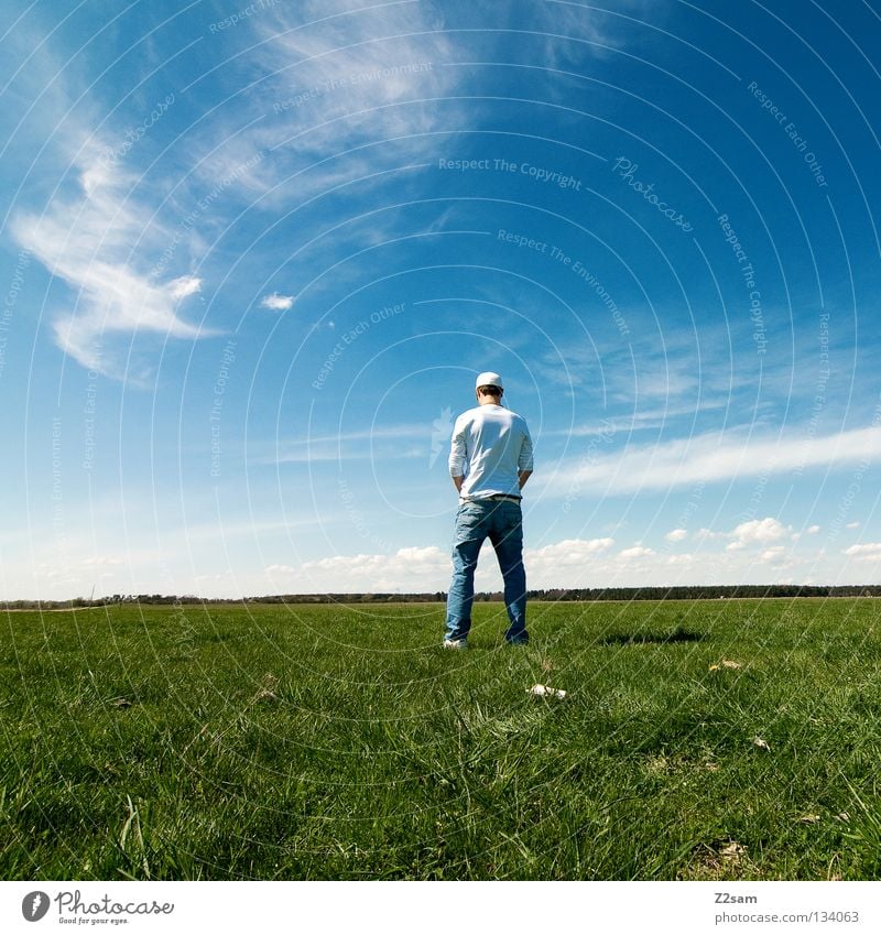 bewässerung Handstand Erholung Aktion April Baseballmütze genießen Gras grün hell-blau Mann maskulin Mütze ruhen Himmel Sommer Sonntag springen Stil weiß Wiese